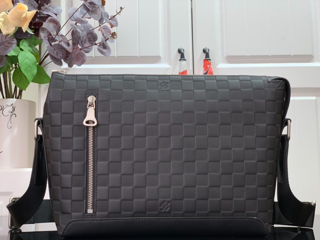 Louis vuitton discovery messenger hotsell