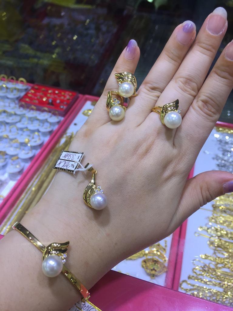 Satu set perhiasan emas mutiara