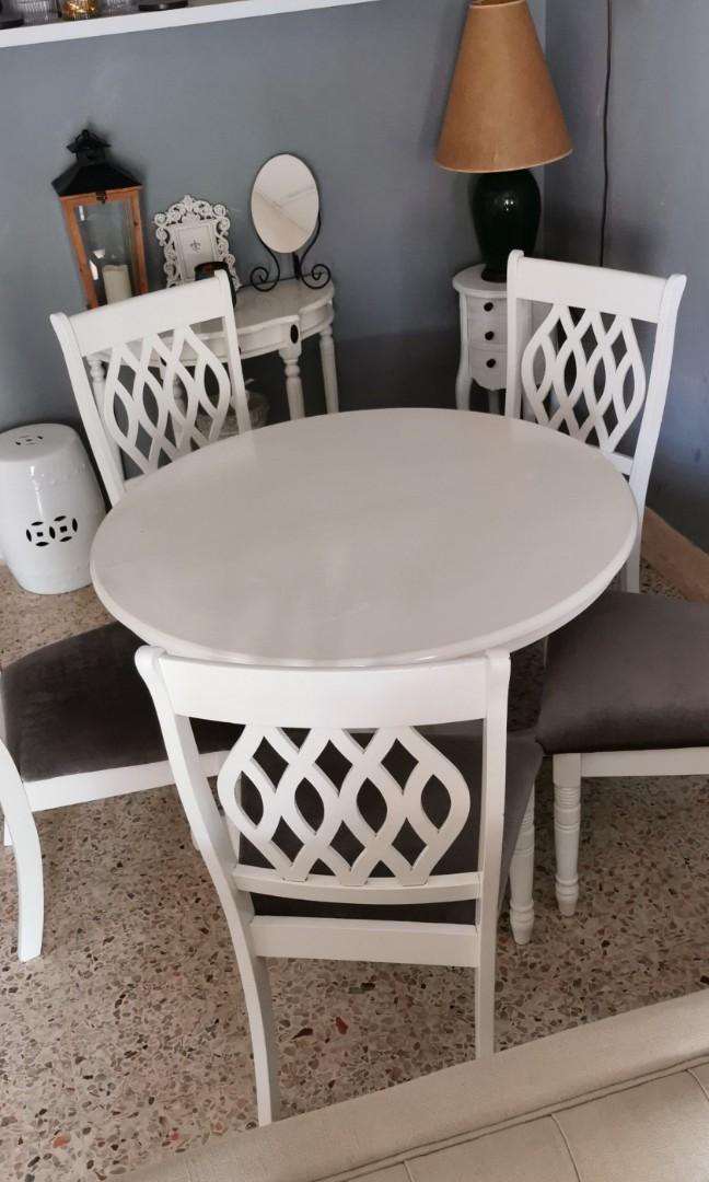 Dining Table (Category: Chairs) located in Kuantan. Submitted by ellivhvfriz (Listing ID 1042430161, Image 1). Description: -1 Dining table + 5 chairs -Free gift table mate -Condition 10/10 (Like New) -Price Negotiable -More details & fast respon please contact whatsapp num 011-1617 1893 🙋‍♀️.
