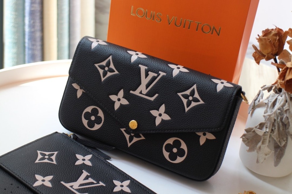 how to Louis Vuitton 6 ways to style a Mini Pochette #style