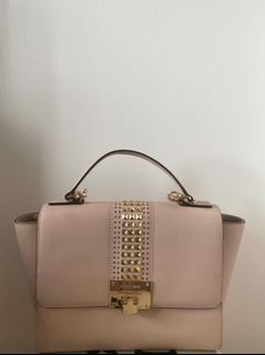 （分類：）位於 。 由 celinemimijourdan 提交（商品編號 1042355401，圖片 1）。簡介： 。