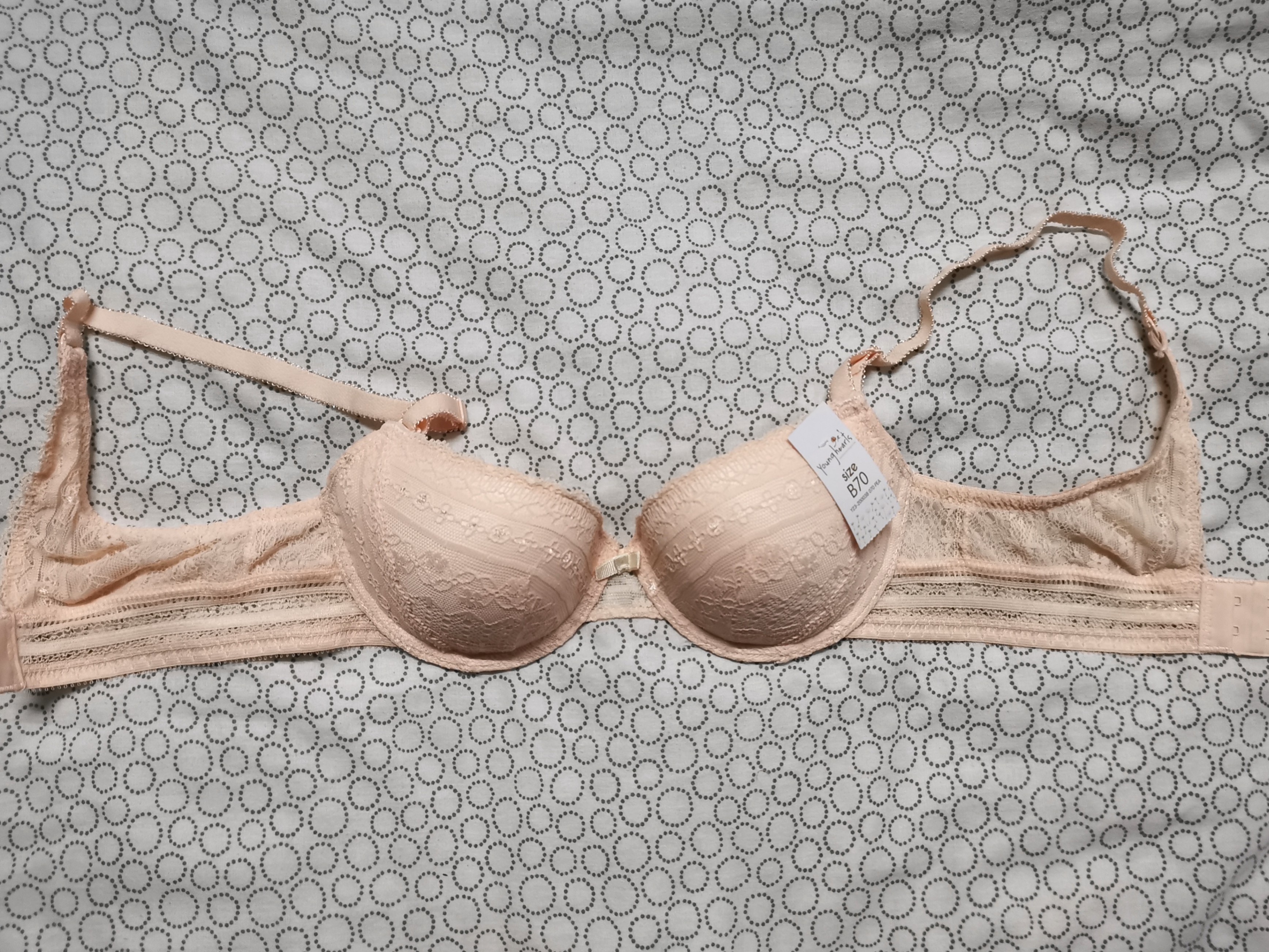 What is b70 bra size