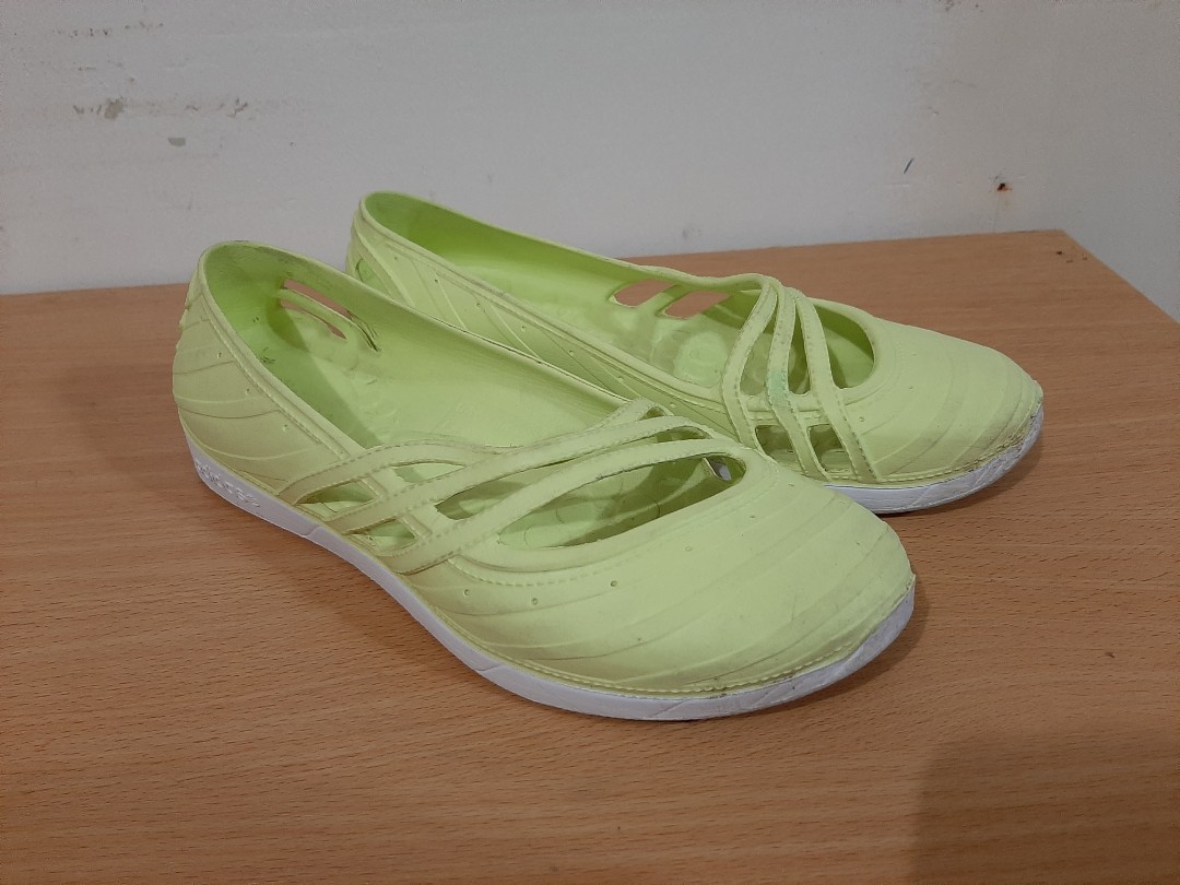 womens croc style shoes
