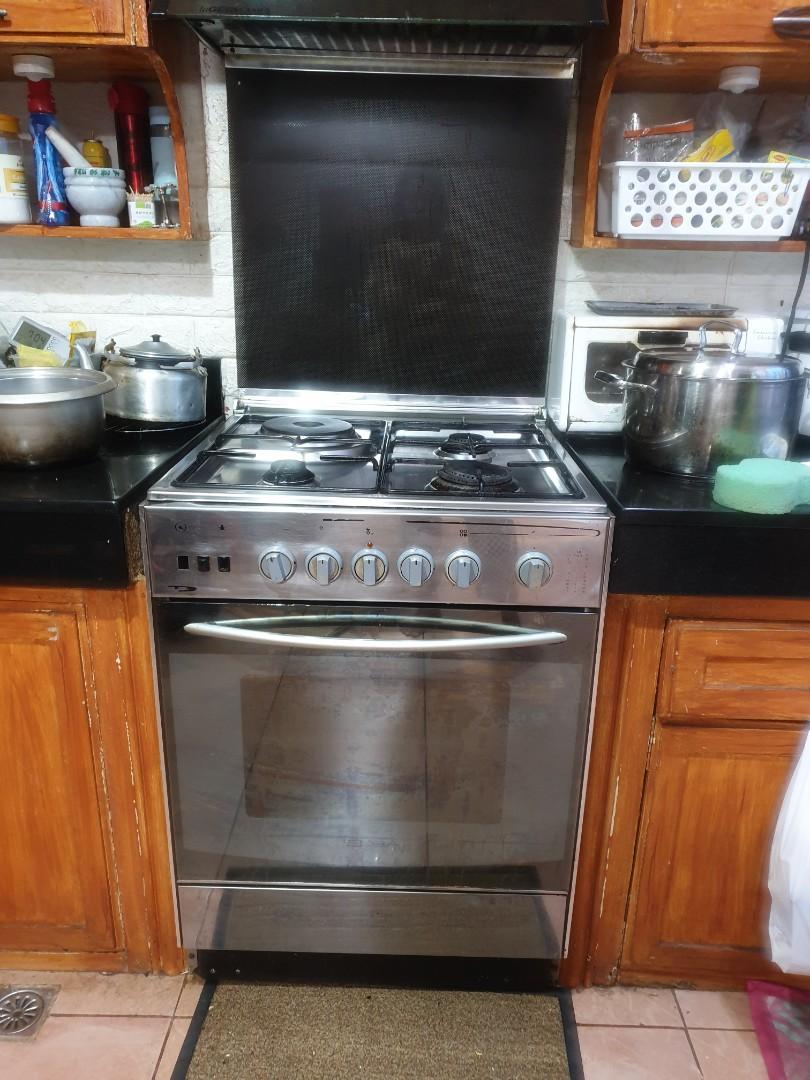 Elba gas range (Category: Hobs & Hoods) located in Manila. Submitted by buyengyeng29 (Listing ID 1042612216, Image 1). Description: elba gas range.. stainless body.. with major signs of use... 2 burner lang functioning, elec plate ok.. the roaster and oven still functioning.. but never namin nagamit since its also handown.. knobs as is.. me isa nawawala switch for the auto ignition. you can check the range.. for pick up only.
