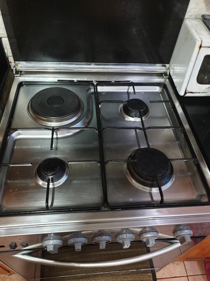 Elba gas range (Category: Hobs & Hoods) located in Manila. Submitted by buyengyeng29 (Listing ID 1042612216, Image 2). Description: elba gas range.. stainless body.. with major signs of use... 2 burner lang functioning, elec plate ok.. the roaster and oven still functioning.. but never namin nagamit since its also handown.. knobs as is.. me isa nawawala switch for the auto ignition. you can check the range.. for pick up only.