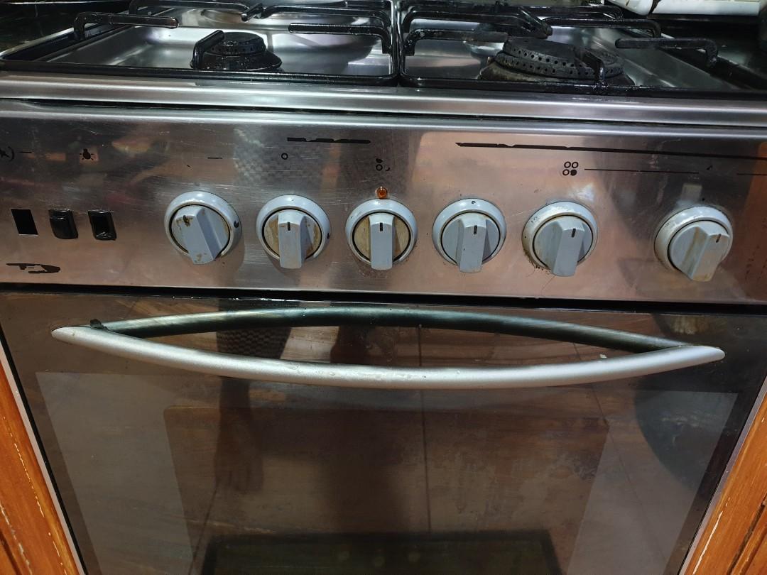 Elba gas range (Category: Hobs & Hoods) located in Manila. Submitted by buyengyeng29 (Listing ID 1042612216, Image 3). Description: elba gas range.. stainless body.. with major signs of use... 2 burner lang functioning, elec plate ok.. the roaster and oven still functioning.. but never namin nagamit since its also handown.. knobs as is.. me isa nawawala switch for the auto ignition. you can check the range.. for pick up only.