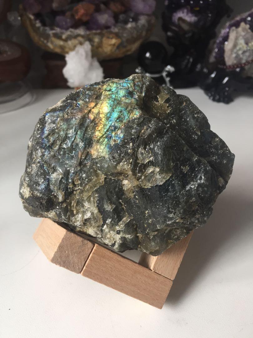 Natural Raw Labradorite (Category: Precious Stones) located in Singapore. Submitted by awesome3 (Listing ID 1042495835, Image 2). Description: Measurements 101.8(L)*62.1(W)*81.8(H)mm Weight: 553g Characteristics 👍🏻beautiful shimmering blue, yellow, pink & green lights (rainbow light 🌈 ) Labradorite, also known as Spectrolite, is a Feldspar mineral. A stone of transformation, Labradorite is a useful companion through change, imparting strength 