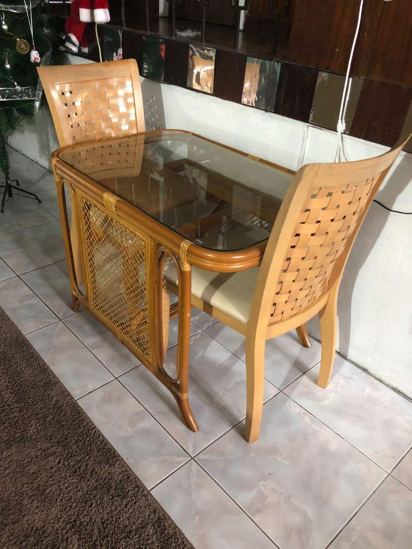 Rattan 2 Seaters Dining Table (Category: Chairs) located in Valenzuela. Submitted by 3ssiastansachajapansurplus (Listing ID 1042454761, Image 1). Description: Table has issue on the other side Over all in good condition Location Valenzuela .