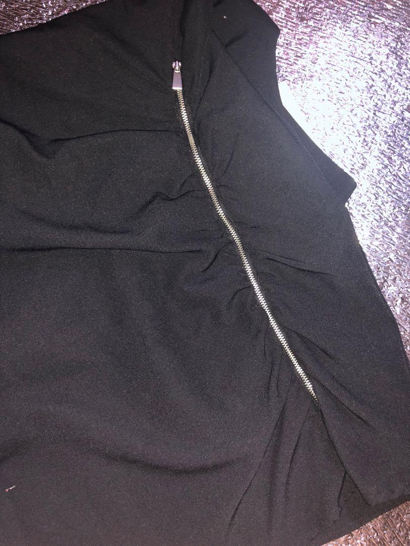 ZARA BASIC Black Dress (Category: Dresses) located in Binan City. Submitted by cieldeamour (Listing ID 1042486241, Image 3). Description: ZARA BASIC Black Bodycon Dress with one side zipper details Brand New with Tag Size XS can fit to Small.