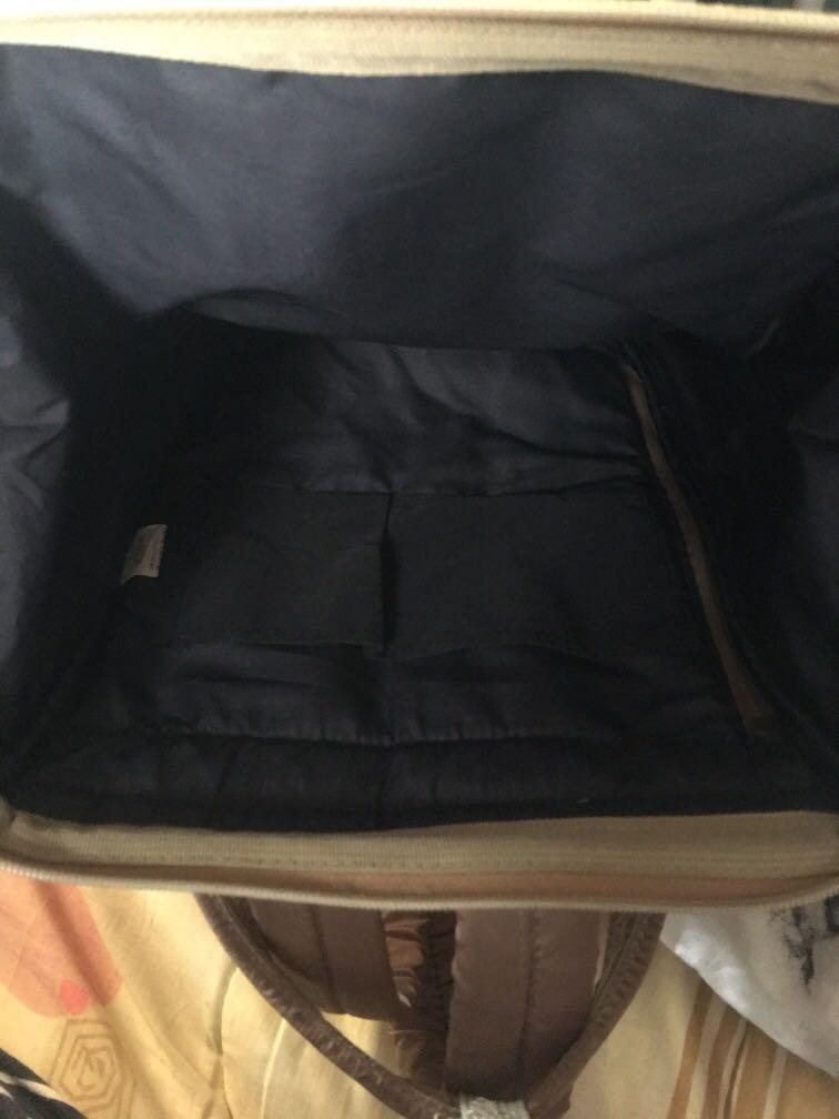 Anello Backpack (Category: Backpacks) located in Jerantut. Submitted by ainulmardiah97 (Listing ID 1042825613, Image 3). Description: Still in good condition. All zips work very well..