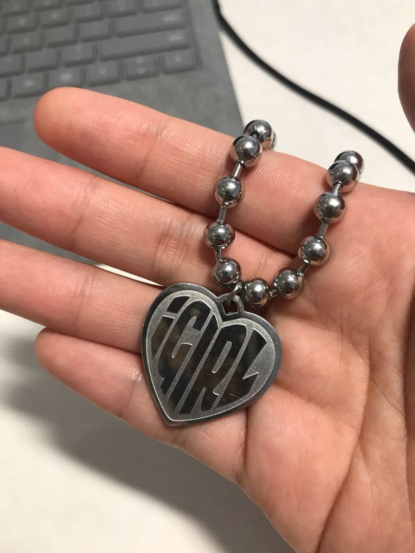 iGirl pendant, Women's Fashion, Jewelry 