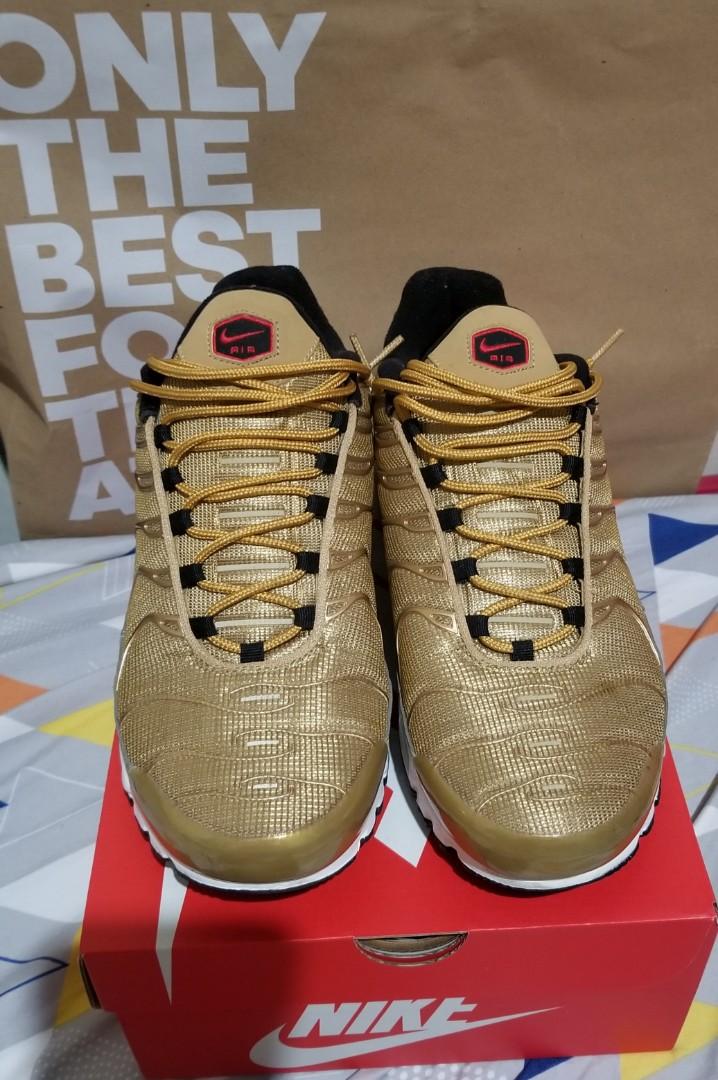 Air max hotsell plus metallic gold