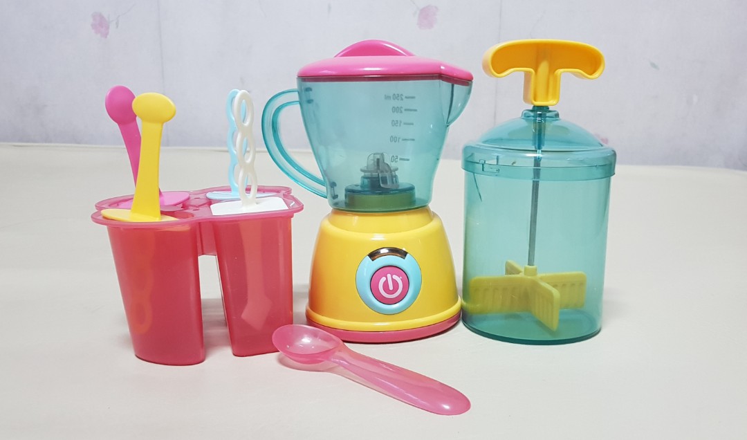 Toy blender and popsicle set that works! 