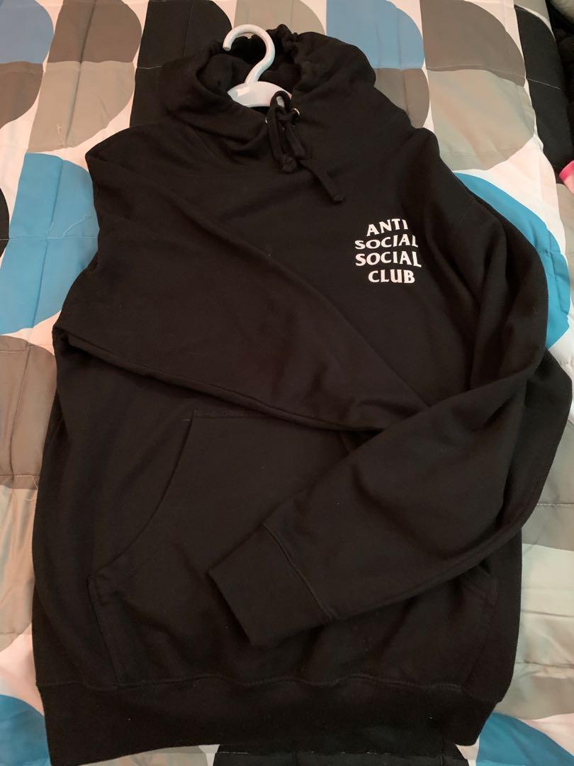 ASSC hoodie (Category: Coats, Jackets and Outerwear) located in Bautista. Submitted by mariazoyacloset (Listing ID 1038990081, Image 1). Description: Good as new Excellent No issues 5k shipped.