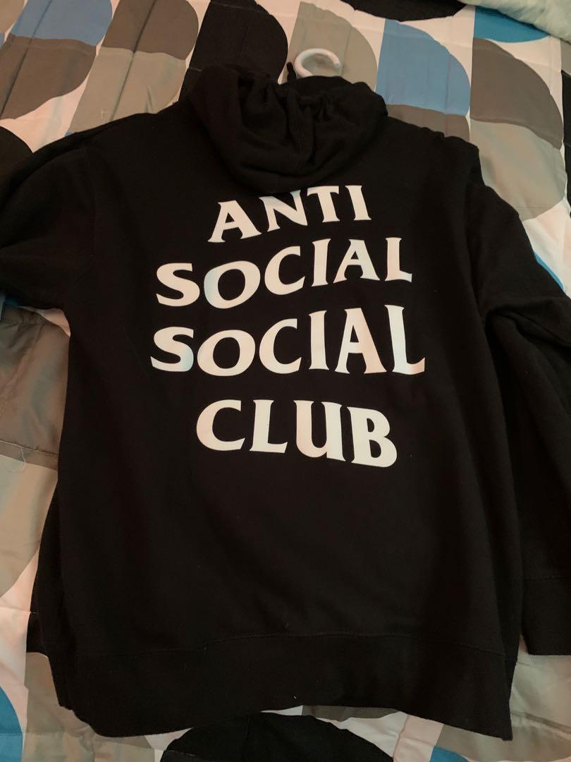ASSC hoodie (Category: Coats, Jackets and Outerwear) located in Bautista. Submitted by mariazoyacloset (Listing ID 1038990081, Image 2). Description: Good as new Excellent No issues 5k shipped.