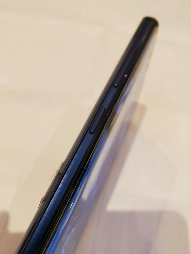note 9 （分類：Samsung 三星）位於 Hong Kong。 由 jackjacktse 提交（商品編號 1038852208，圖片 2）。簡介： 9 成9新，衹有側面有一小花點，見圖。有盒，配件除叉電機用過外，其他全新末拆。另外再送兩個原裝保護套，一個全新未拆，值$35O。