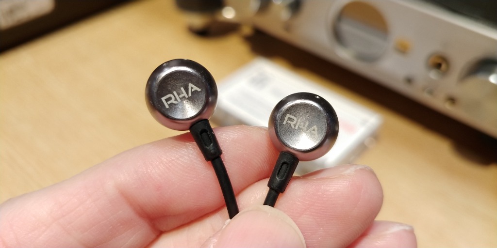 rha universal noise isolating ear headphones with universal remote and microphone
