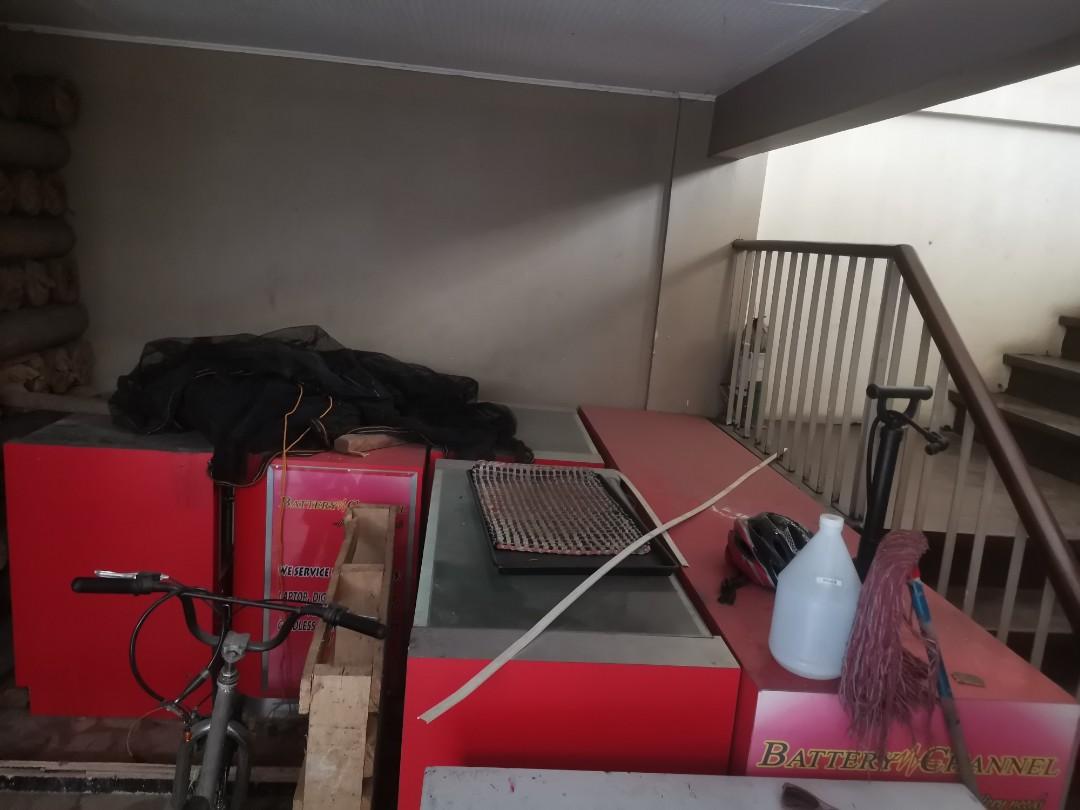Store Cabinet Shelf Display Case Set (5 pc) (Category: Shelves, Cabinets & Racks) located in Makati City. Submitted by elbert889 (Listing ID 1038848114, Image 1). Description: Store Cabinet Display Case Set (5 pc) Selling as whole (5 pcs) See to appreciate 09177915602 Delivery is free within metro Manila Rfs : old stock already upgraded to bigger.