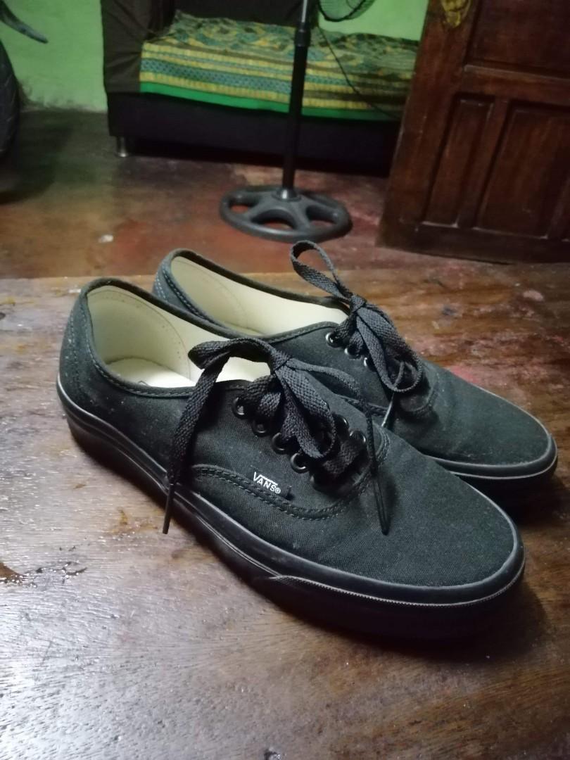 Vans black gumsole (Category: Sneakers) located in Marikina City. Submitted by lance_kyle (Listing ID 1038851559, Image 2). Description: Not actually used Feom canada Almost brandnew Rush napo Men size 7.