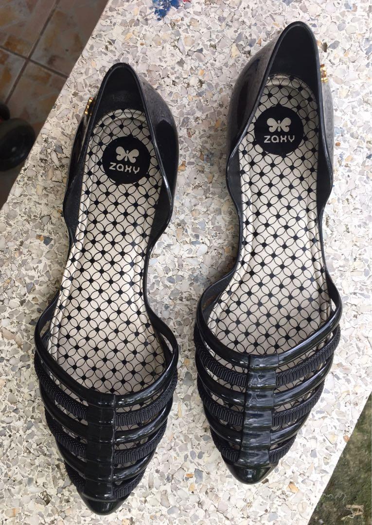 Zaxy Black Women Flats US8 (Category: Flats & Sandals) located in Iloilo. Submitted by greenmickey (Listing ID 1038924221, Image 1). Description: EUC. No flaws. What you seenis what you get. 24.5cm Eu39 US8.