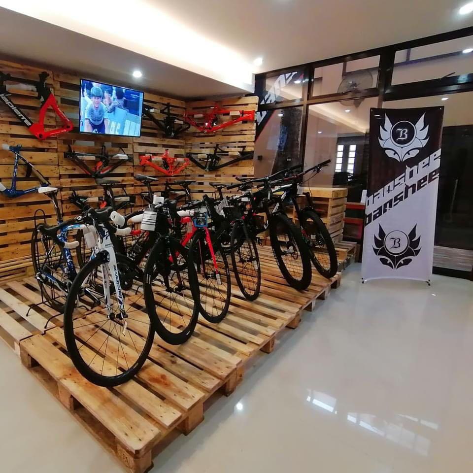 MTB, Road bikes and frames (Category: Bicycles) located in Caloocan City. Submitted by oddrabbit.f61ac4 (Listing ID 1043292012, Image 2). Description: Nag hahanap kaba ng branded at magandang bike? Wag mahiya mag natong Pede mag inquire pm nyo lng ako dito Lagi nmn ako online Meron kami lapierre at banshee brands MTB Race bike Frames And parts .