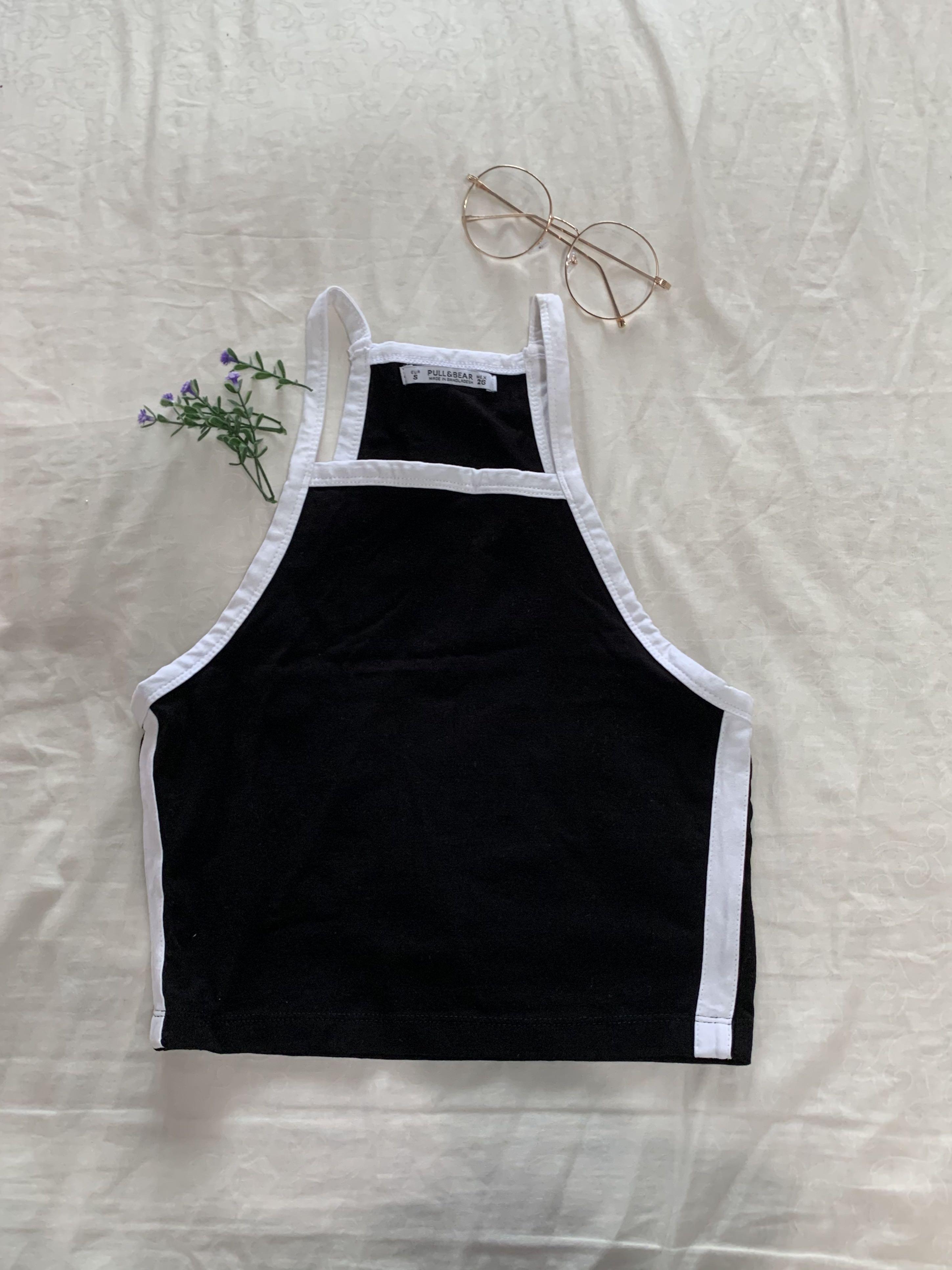 [Basic] Pull & Bear Halter Top (Category: Sleeveless) located in Singapore. Submitted by toooodo (Listing ID 1043354734, Image 2). Description: [Basic]: Enjoy 10% off with purchase of any 2 items and above. Really fluttering halter cut that goes along with almost any bottom! Measurements 💫 For extra measurements, feel free to PM me • Mailing (+$1.80) • Meetup only at my convenience usually in west area ! .