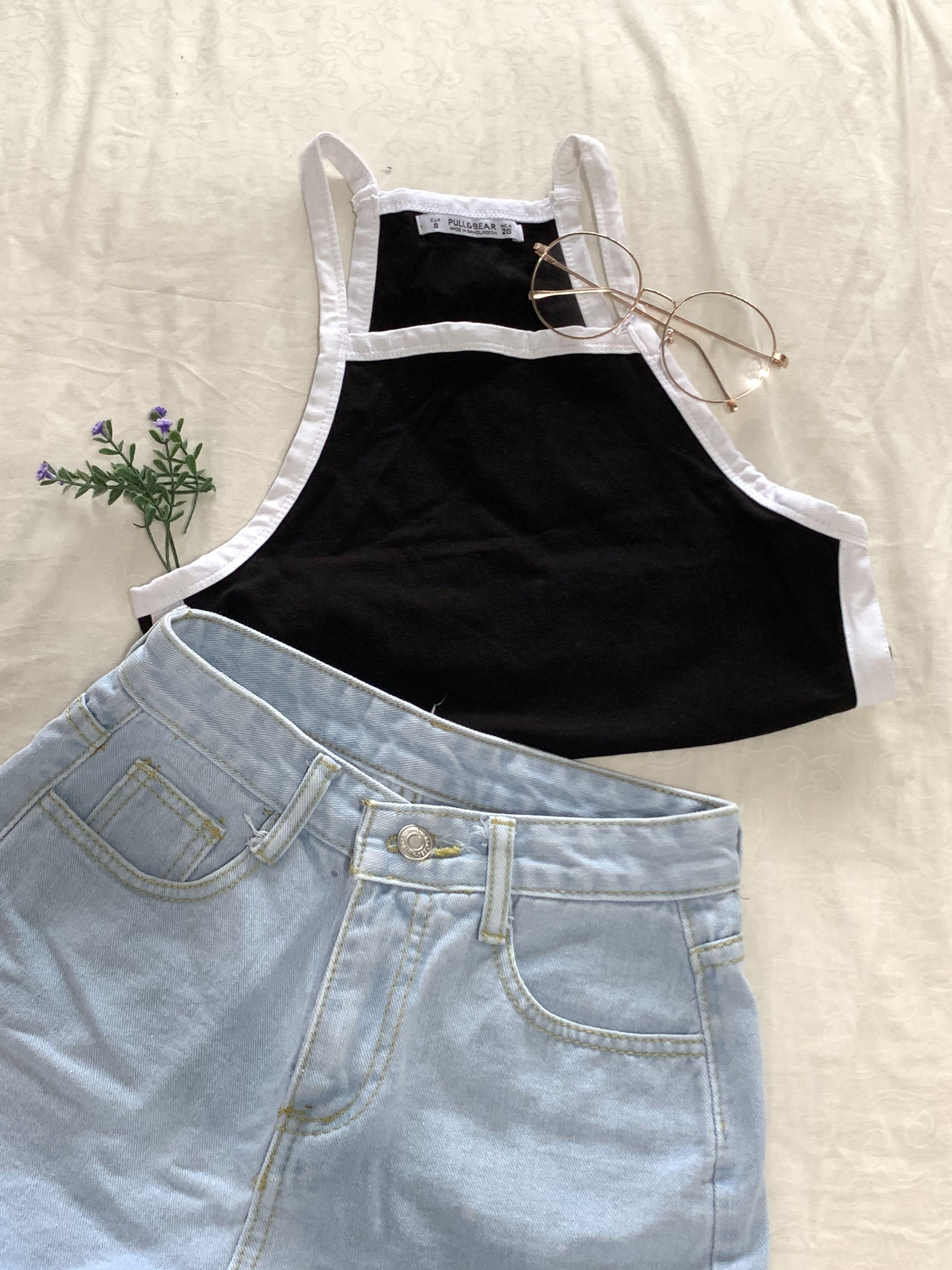 [Basic] Pull & Bear Halter Top (Category: Sleeveless) located in Singapore. Submitted by toooodo (Listing ID 1043354734, Image 1). Description: [Basic]: Enjoy 10% off with purchase of any 2 items and above. Really fluttering halter cut that goes along with almost any bottom! Measurements 💫 For extra measurements, feel free to PM me • Mailing (+$1.80) • Meetup only at my convenience usually in west area ! .