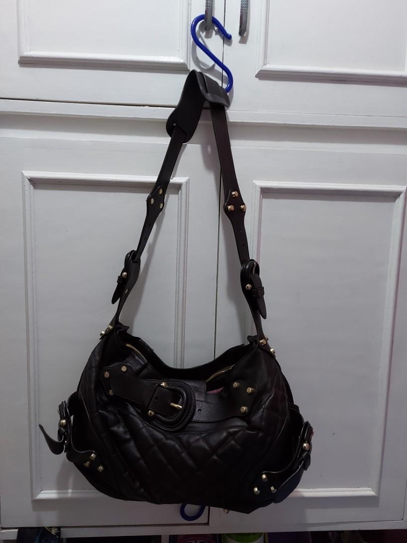 Burberry quilted sling bag (Category: Luxury Bags & Wallets) located in Manila. Submitted by beabi041582 (Listing ID 1043699614, Image 1). Description: burberry quilted aling nag invery good condition no flaws clean inside lining.