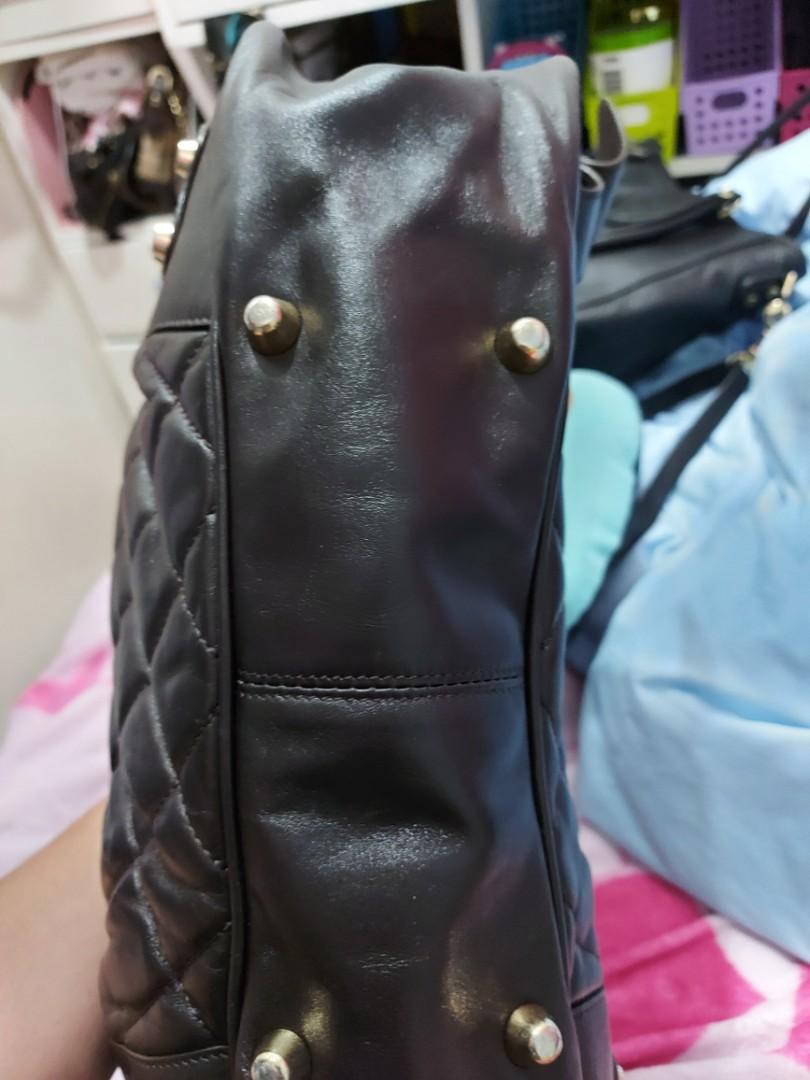 Burberry quilted sling bag (Category: Luxury Bags & Wallets) located in Manila. Submitted by beabi041582 (Listing ID 1043699614, Image 3). Description: burberry quilted aling nag invery good condition no flaws clean inside lining.