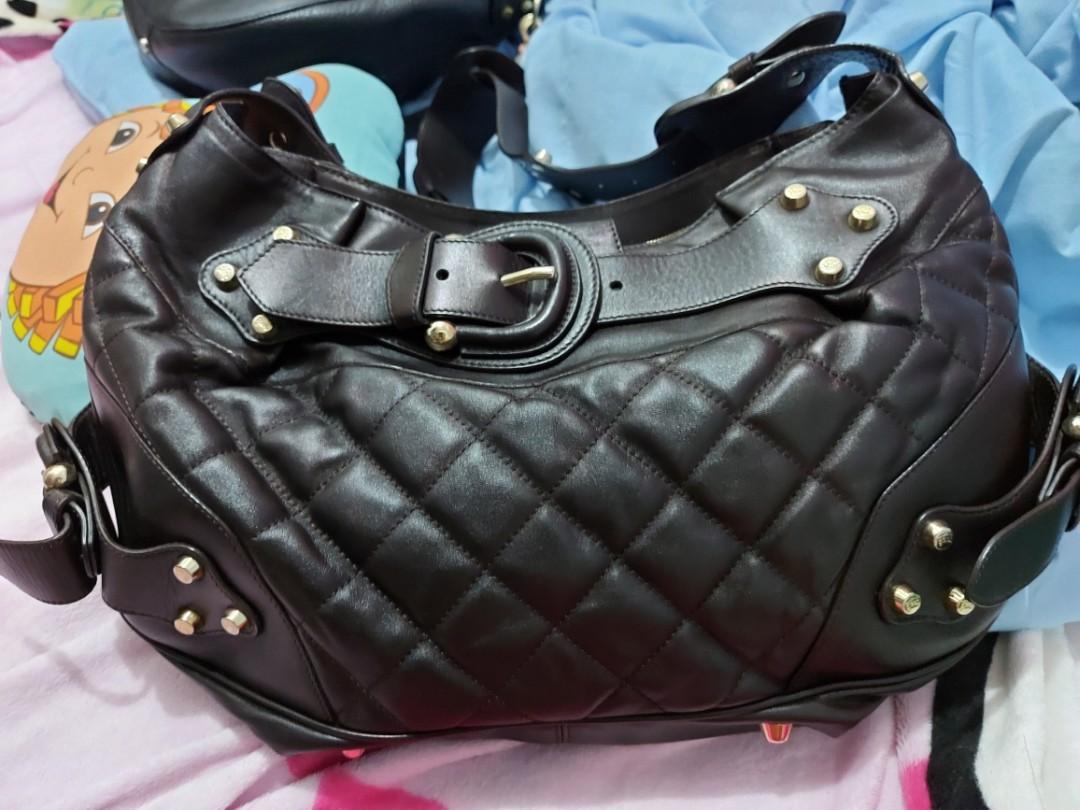 Burberry quilted sling bag (Category: Luxury Bags & Wallets) located in Manila. Submitted by beabi041582 (Listing ID 1043699614, Image 2). Description: burberry quilted aling nag invery good condition no flaws clean inside lining.