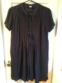 Old navy dress size small fits larger