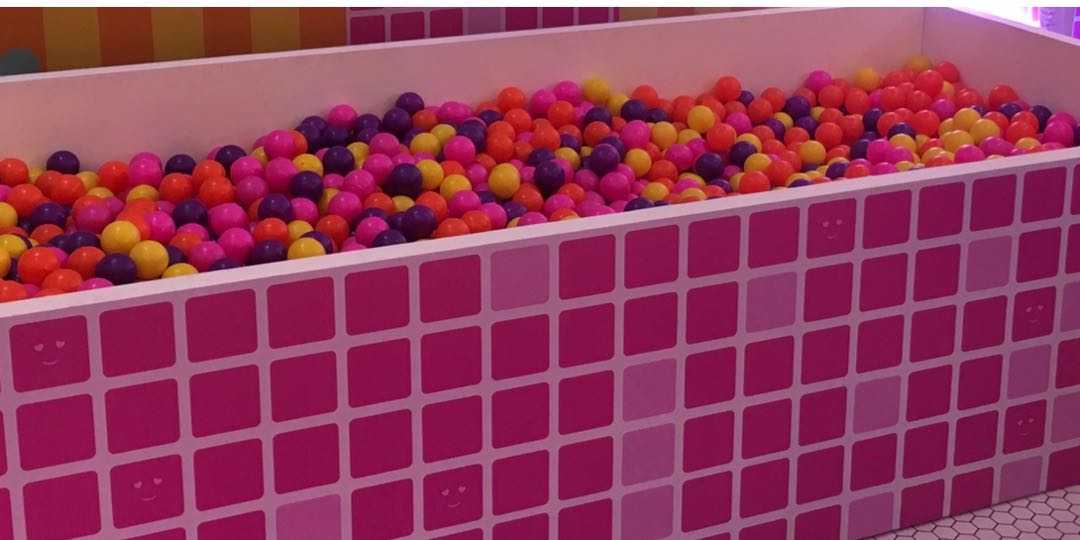 Plastic balls per 100 used once for a birthday party, Hobbies & Toys