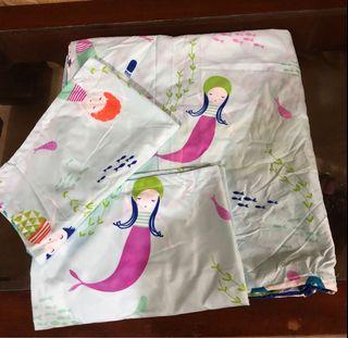 Reversible bedsheet fitted with 2 pillow cases