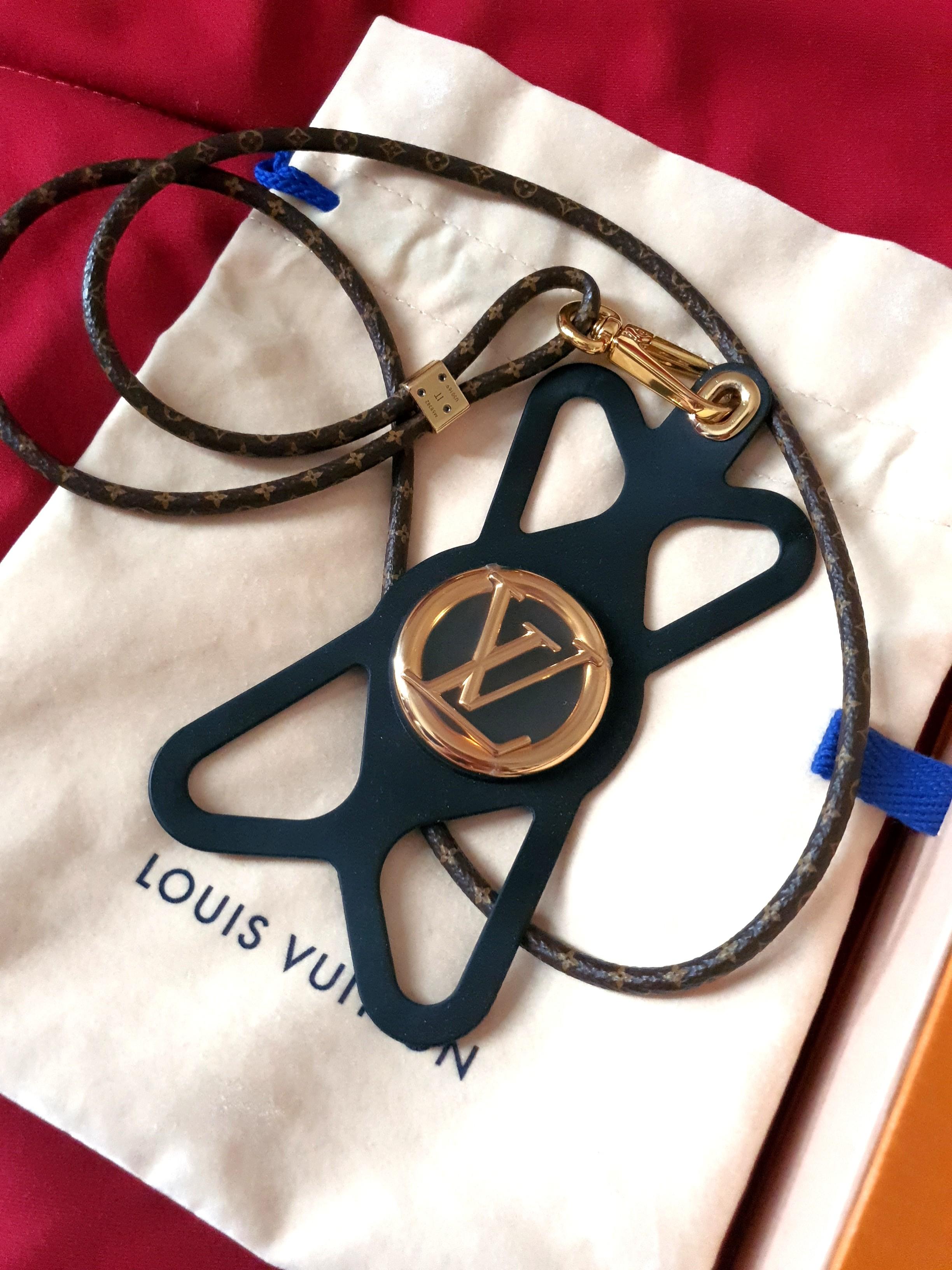 Louise leather phone charm Louis Vuitton White in Leather - 35296199