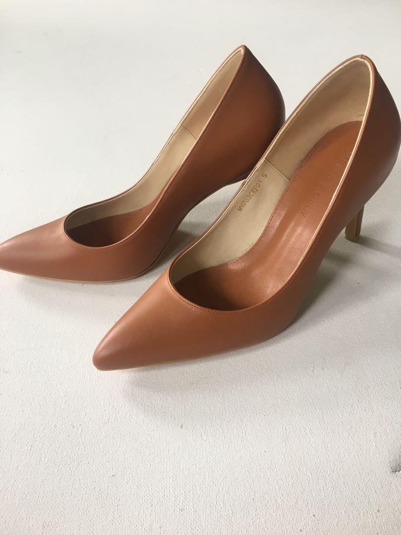 camel pointed heels