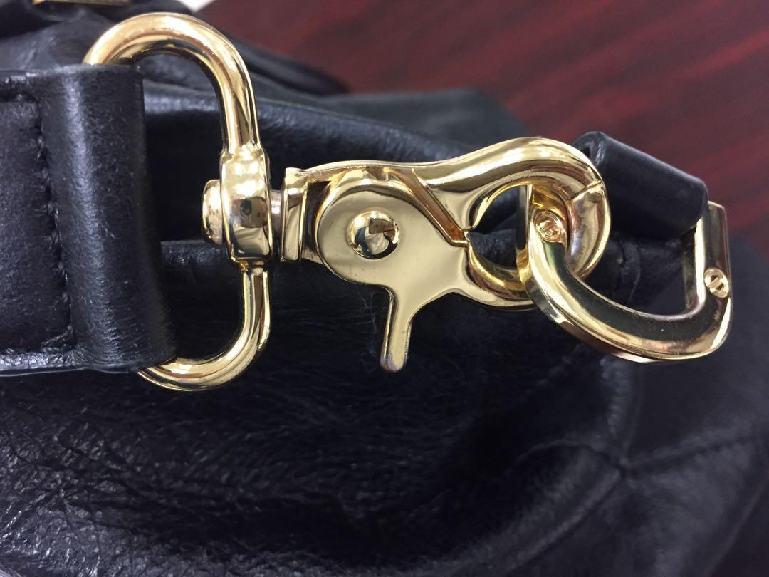 Tory Burch two way crossbody tote bag (Category: Luxury Bags & Wallets) located in Quezon City. Submitted by sassychic23 (Listing ID 1043836993, Image 3). Description: Grab this 💯 authentic Tory Burch in luxurious distressed black leather. Rank 9/10. Two way tote bag with magnetic closure. Zipped pocket inside and 2 extra pockets. Versatile from day to night use. No peeling or flaws. For a 20k bag (originally 400usd) what a steal!!! Last pic is 