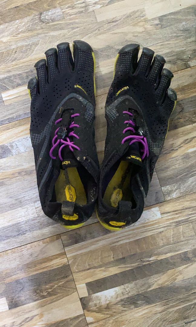 stores that sell vibram five fingers near me