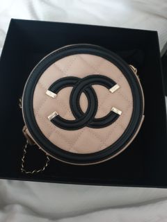 (Category: ) located in . Submitted by TheChanelCloset (Listing ID 1043972951, Image 1). Description: .