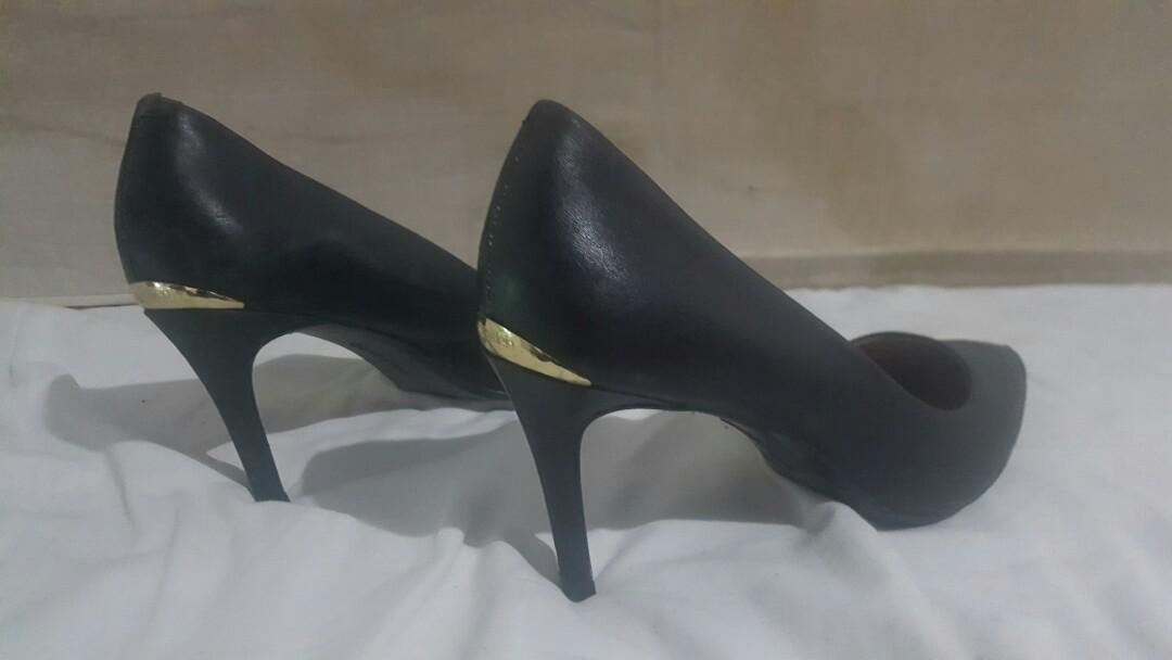calvin klein gray pumps
