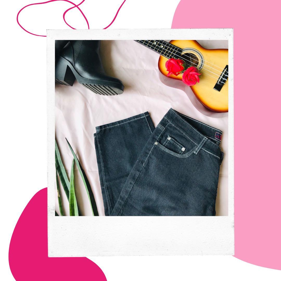 black denim cropped jeans