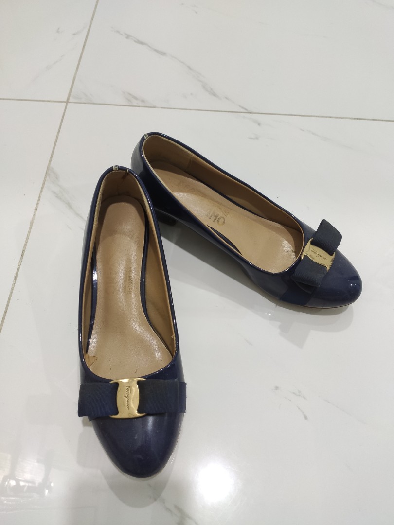 dark blue pumps