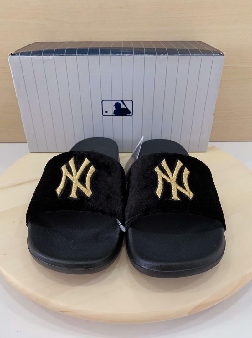 Nike Offcourt (MLB New York Yankees) Slide.