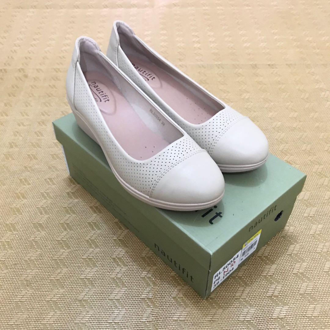 aa fitting ladies shoes