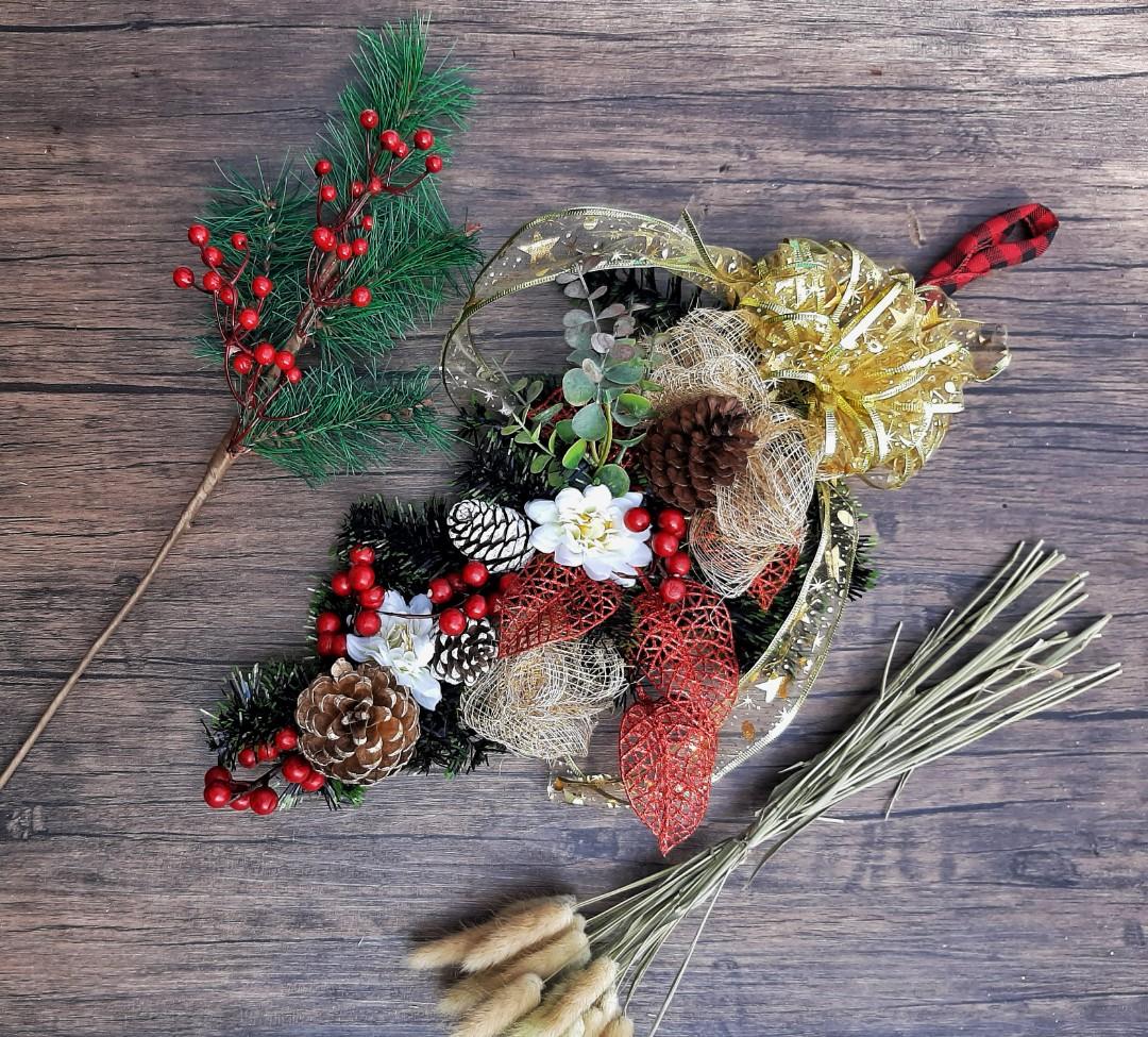 Hand Crafted Christmas Door Swag In Gold Mesh Ribbon Design Craft Handmade Goods Accessories On Carousell