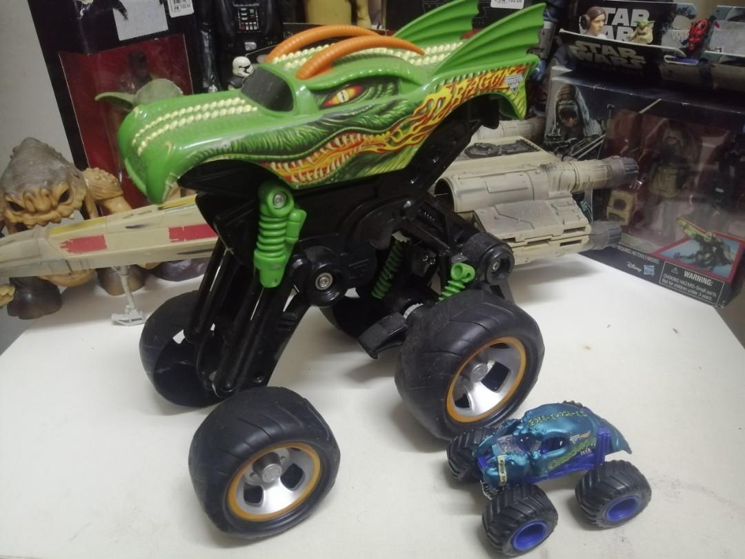 Hotwheels monster jam mega air jumper and crush station Hobbies