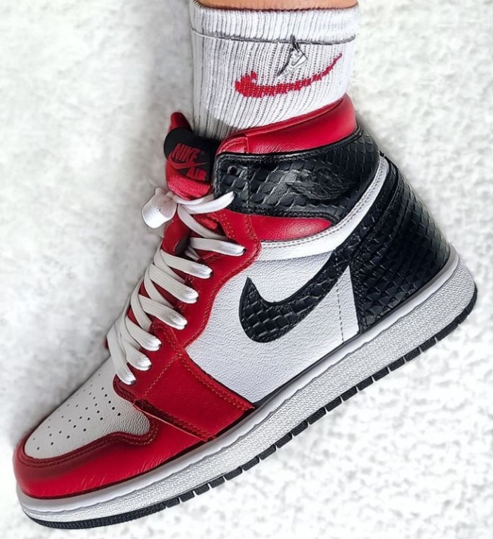 Nike Air Jordan 1 Chicago Satin Snake, Men's Fashion, Footwear