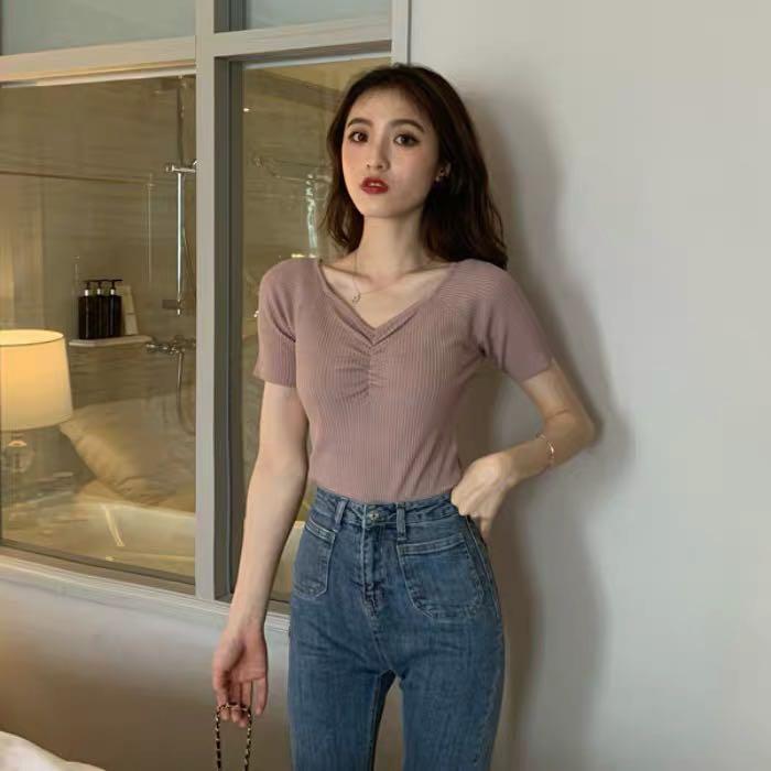 V Neck Top (Category: Sleeveless) located in Singapore. Submitted by sh0phereee (Listing ID 1044808607, Image 1). Description: in blush pink stretchable, free size brand new.