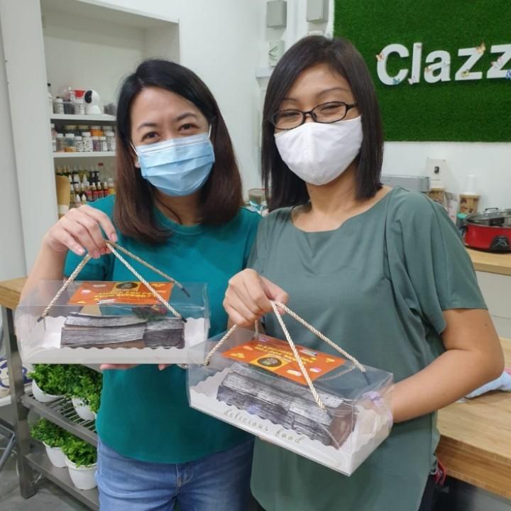 String Handle Transparent Swissroll Box #Short / Long, Food & Drinks ...