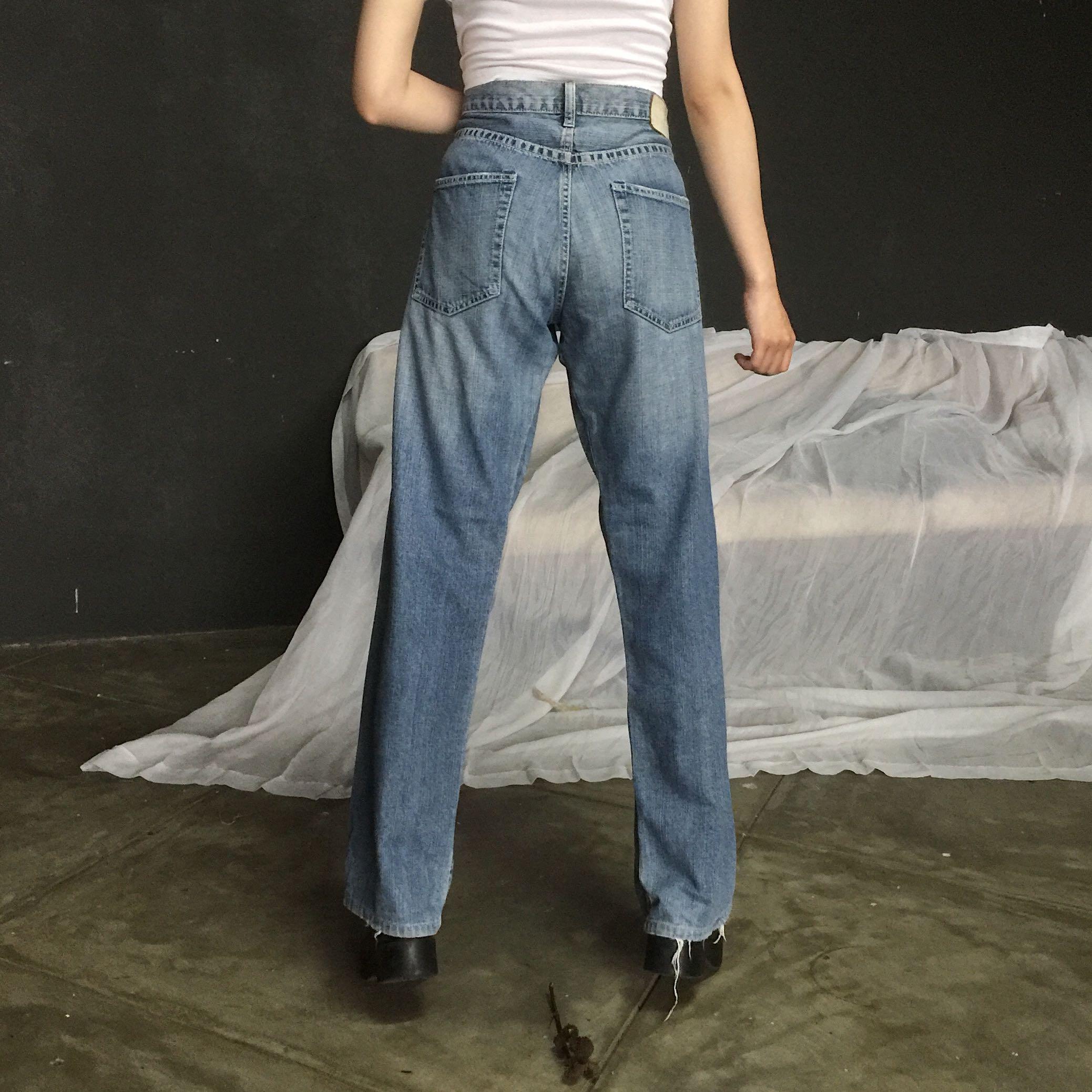 Uniqlo Hi Waist Jeans Fesyen Wanita Pakaian Wanita Bawahan Di Carousell