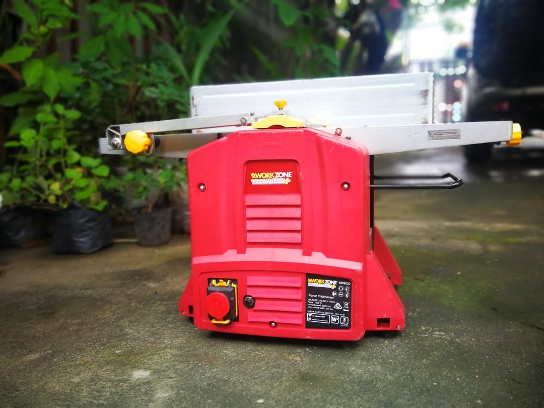 Workzone thicknesser outlet